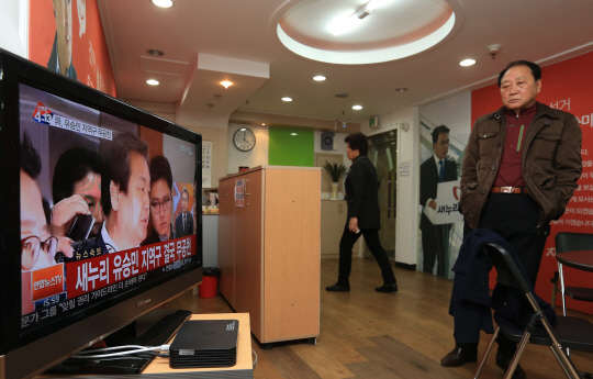 무공천 충격      (대구=연합뉴스) 홍해인 기자 = 4·13 총선 후보자 등록 마감일인 25일 오후 대구 동구 새누리당 이재만 예비후보 사무실 에서 지지자들이 대구 동을 무공천으로 결론 난 최고위 소식을 뉴스로 보고 있다. 2016.3.25      hihong@yna.co.kr  (끝)